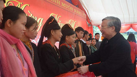 Thường trực Ban Bí thư Trần Quốc Vượng tặng quà tết các hộ nghèo huyện Văn Yên (Yên Bái)