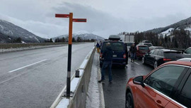 Tuyết rơi ở Italy, hàng ngàn ô tô mắc kẹt trên đường cao tốc, 200 cư dân được giải cứu