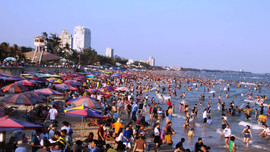 Gần 70 ngàn người tới TP Vũng Tàu mùng 4 Tết:  Bãi tắm “nghẹt thở”