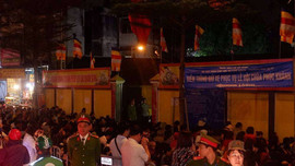Hà Nội: Tắc đường vì biển người ngồi khấn vái trước chùa Phúc Khánh