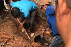 Bắc Giang: Đào cống nước thải cứu thanh niên ngáo đá