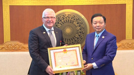 Bộ trưởng Trần Hồng Hà trao Kỷ niệm chương Vì sự nghiệp TN&MT cho các Đại sứ Australia và Thụy Điển