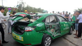 Quảng Nam: Taxi va chạm xe tải, 4 người thương vong