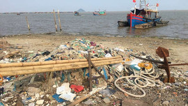 Thanh Hóa: Cần nhiều giải pháp để hạn chế rác thải tại biển Ngư Lộc