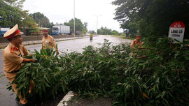  CSGT Công an tỉnh Quảng Nam tham gia khắc phục hậu quả sau bão số 5