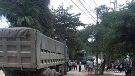 Hữu Lũng (Lạng Sơn): Người dân chặn xe chở đá trên Tỉnh lộ 243