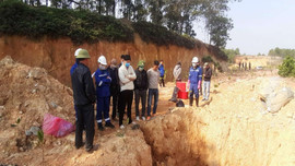Lấy mẫu, kiểm tra khu vực nghi có chất thải nguy hại chôn trái phép ở Sóc Sơn