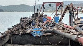 Quảng Ninh: Bắt giữ 2 tàu hút cát trái phép trên sông Hốt