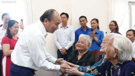 Thủ tướng trao quà Tết cho gia đình chính sách, hộ nghèo, công nhân lao động