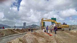 Sở TN&MT Bình Định chỉ đạo xử lý, ngăn chặn bùn đen chảy ra biển Quy Nhơn tại dự án Khu Mũi Tấn 