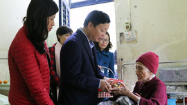 Bộ trưởng Trần Hồng Hà thăm, chúc Tết các cụ già và các cháu nhỏ tại Trung tâm Bảo trợ xã hội III