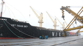  Quảng Ninh: Rót 45 nghìn tấn than cho tàu "xông đất" ngày đầu năm mới