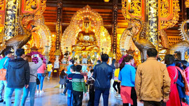 Du khách đổ xô về ngôi chùa lớn nhất Việt Nam cầu may đầu xuân