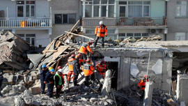 Động đất ở Thổ Nhĩ Kỳ: 35 người chết, hàng chục người được kéo ra từ đống đổ nát