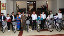 Phó Thủ tướng Thường trực Trương Hoà Bình tặng quà gia đình chính sách tại Đắk Nông
