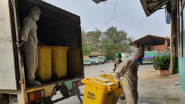 Trò chuyện với “chiến binh” thu gom rác ở khu cách ly trong mùa dịch Covid-19