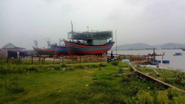 Quảng Bình: Cơ sở đóng tàu hoạt động chui gây ô nhiễm khiến dân bức xúc