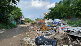 Hoàng Mai - Hà Nội: “Núi rác thải” bủa vây đường Vĩnh Hoàng