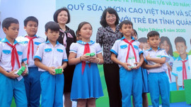 “Quỹ sữa Vươn cao Việt Nam” và chương trình sữa học đường đến với trẻ em tỉnh Quảng Nam