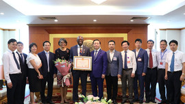 Bộ trưởng Trần Hồng Hà trao kỷ niệm chương cho Giám đốc Quốc gia World Bank Việt Nam