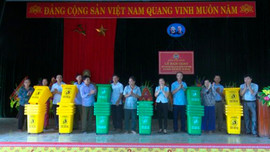 Thanh Hóa: Trao tặng 100 thùng thu gom, phân loại rác thải