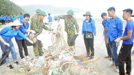 Quảng Ninh: Đoàn Khối các cơ quan tỉnh ra quân "Hãy làm sạch biển"