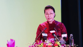 Chủ tịch Quốc hội Nguyễn Thị Kim Ngân trao Bằng Tổ quốc ghi công cho 73 thân nhân liệt sĩ     	