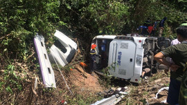 Quảng Bình: Lật xe khách làm 13 người tử vong, 4 người nguy kịch và 27 người bị thương