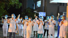Bệnh viện thứ 2 ở Đà Nẵng dỡ phong tỏa trong niềm vui vỡ òa