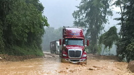 Điện Biên: Quốc lộ 279 tắc đường do sự cố sạt lở đất đá