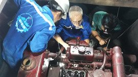Kịp thời sửa chữa sự cố tàu cá Phú Yên