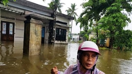 Nước lũ dâng cao, miền Trung gồng mình chống đỡ