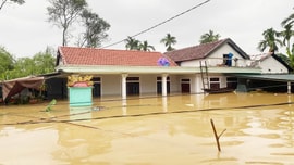 Nước lũ dâng cao, Huế cho học sinh và sinh viên nghỉ học ngày 12-13/10
