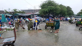 Huế: Dọn dẹp “núi rác” ở chợ Đông Ba do mưa, lũ