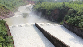 Hà Tĩnh: Hồ Kẻ Gỗ tăng lưu lượng xả khiến vùng hạ du thêm ngập nặng 