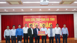 Thứ trưởng Bộ TN&MT Lê Minh Ngân thăm hỏi, trao quà hỗ trợ người dân vùng lũ Hà Tĩnh