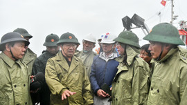 Phó Thủ tướng Trịnh Đình Dũng chỉ đạo công tác phòng chống bão số 9 tại NMLD Dung Quất