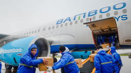 Bamboo Airways đưa bác sĩ, hàng hóa y tế vào hỗ trợ đồng bào miền Trung