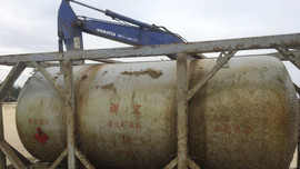 Bồn hóa chất in chữ Trung Quốc dạt vào bờ biển Quảng Nam
