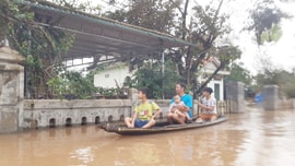 Lật thuyền giữa dòng nước lũ, hai chú cháu tử vong