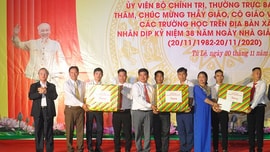 Thường trực Ban Bí thư Trần Quốc Vượng chúc mừng các thầy cô giáo tại xã Tú Lệ, huyện Văn Chấn