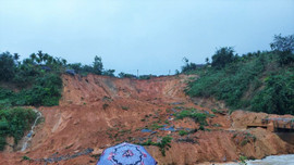 Miền Trung lại ngập lụt, sạt lở núi kinh hoàng sau 3 ngày mưa lớn