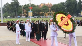 Đoàn đại biểu dân tộc thiểu số viếng Lăng Chủ tịch Hồ Chí Minh