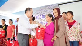 Thừa Thiên Huế được tặng thưởng Huân chương Lao động hạng Ba về công tác giảm nghèo