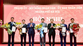 Công bố quyết định của Thủ tướng phê chuẩn 5 Phó Chủ tịch UBND thành phố Hà Nội
