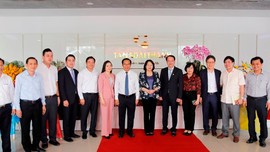 Phó Chủ tịch nước thăm Nhà máy Tân Á Đại Thành Long An