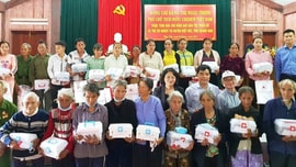 Phó Chủ tịch nước tặng quà đồng bào dân tộc và trẻ em ở Quảng Nam