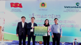 Vietcombank dành 30 tỷ đồng hỗ trợ kinh phí xây nhà cho hộ nghèo ở huyện Mường Lát