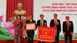 Phó Chủ tịch nước Đặng Thị Ngọc Thịnh trao danh hiệu “Anh hùng lao động” thời kỳ đổi mới cho thị xã Hoài Nhơn