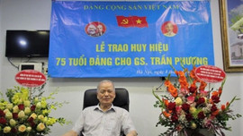 Giáo sư Trần Phương nhận Huy hiệu 75 năm tuổi Đảng